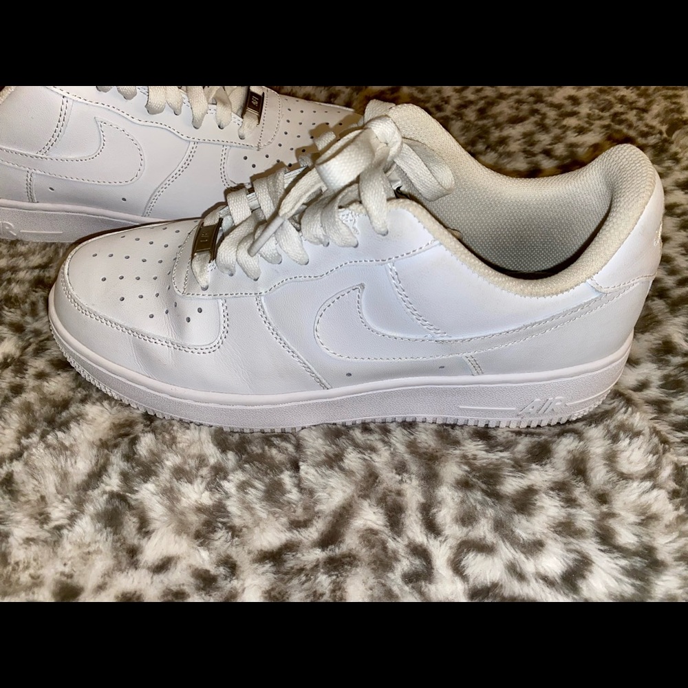 White like new condition Nike Air Forces size 8.5 all leather